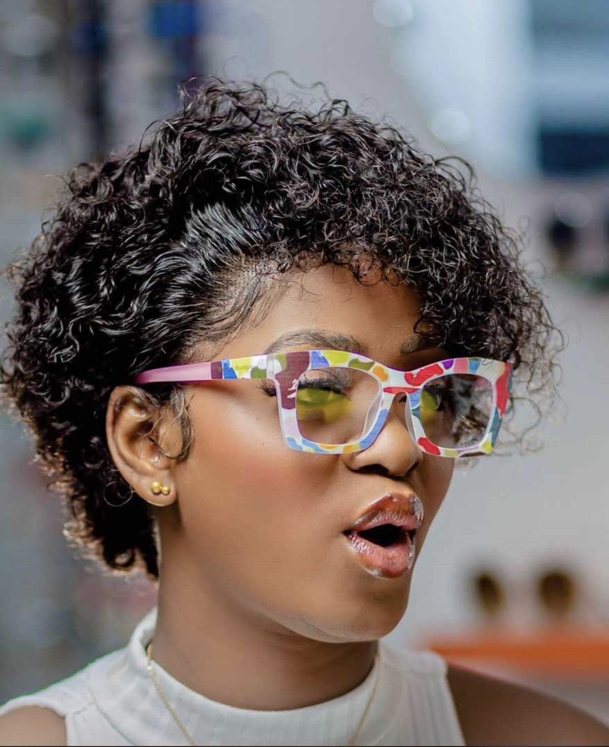 AMÉRA™ Jessy Short Curly 13×4 Frontal Weave